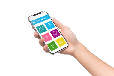 Smartphone dijital m-cüzdan uygulaması ile tutan adam