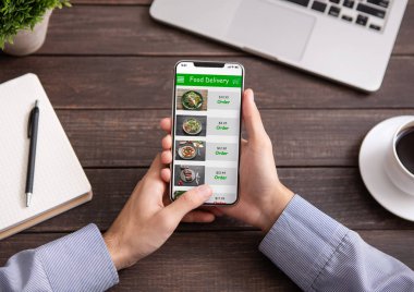 Gıda seçimi için telefon ekran dokunaklı el