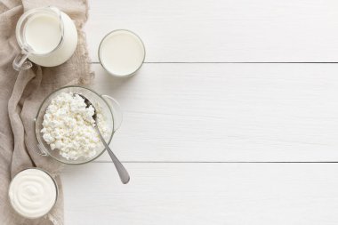 Süt ve süt ürünleri kompozisyon, üstten görünüm, kopya alanı