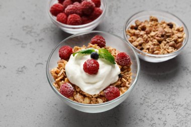 Granola, yoğurt ve ahududu kase