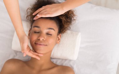 Yüz masaj. Genç kadın alma kaplıca tedavisi