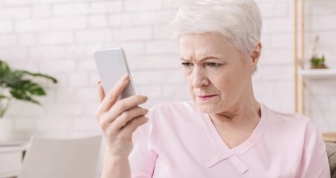 Telefonunuzun ve görme sorunları olan üst düzey kadın