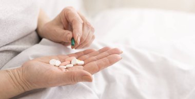 Hapları el yakın çekim tutan üst düzey kadın