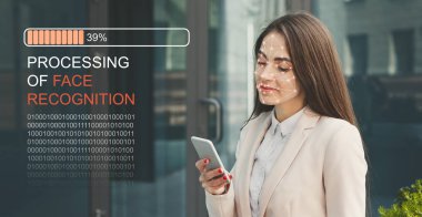 Biyometrik yüz doğrulama smartphone kullanan kadın