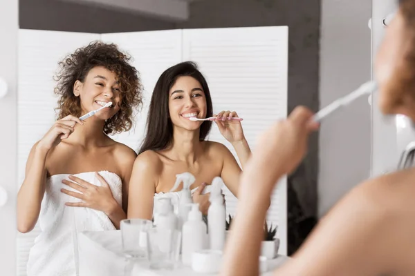 Sorrindo amigos do sexo feminino no banheiro . — Fotografia de Stock