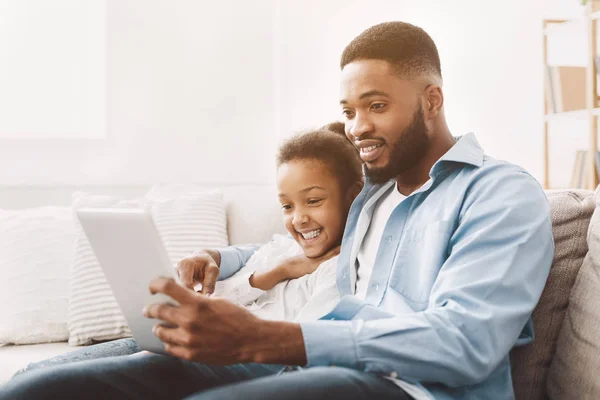 Padre e hija viendo la película en la tableta — Foto de Stock