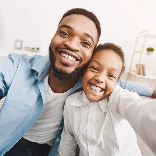 Afro-amerikai apa vevő selfie a lánya az otthon — Stock Fotó