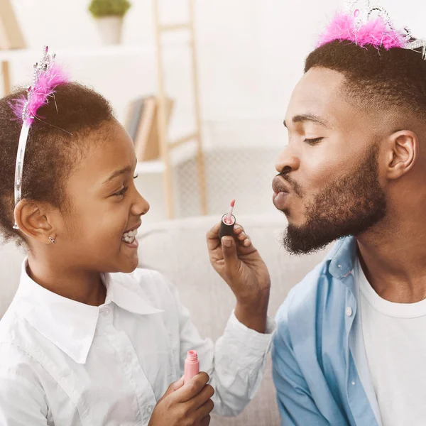 Pequena filha fazendo maquiagem para seu pai — Fotografia de Stock