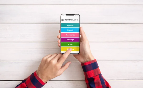 Man menggunakan smartphone dengan aplikasi dompet digital — Stok Foto