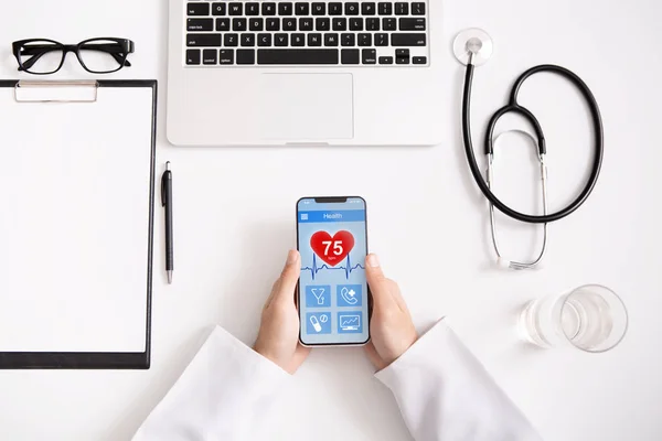 Doctor using smartphone app to check health data — Stock Photo, Image