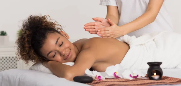 Woman enjoying back massage in spa salon — Stock Photo, Image