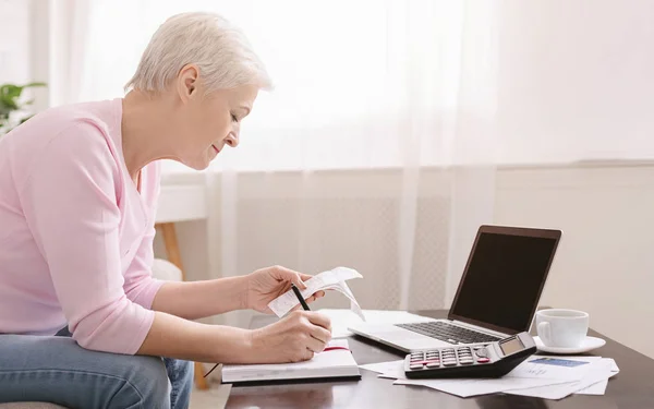 Comptabilité des femmes âgées factures et paiements à la maison — Photo
