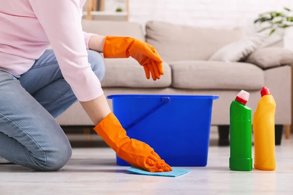 Vrouw met obsessieve compulsieve stoornis vloer schoonmaken — Stockfoto