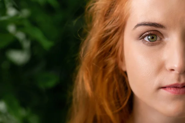 Linda jovem sardenta senhora de olhos verdes com cabelo vermelho — Fotografia de Stock