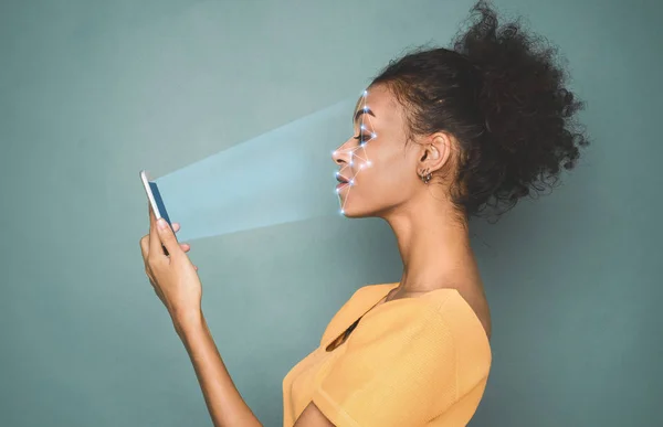 Vrouw met smartphone met behulp van gezicht systeem van de erkenning van de Id — Stockfoto