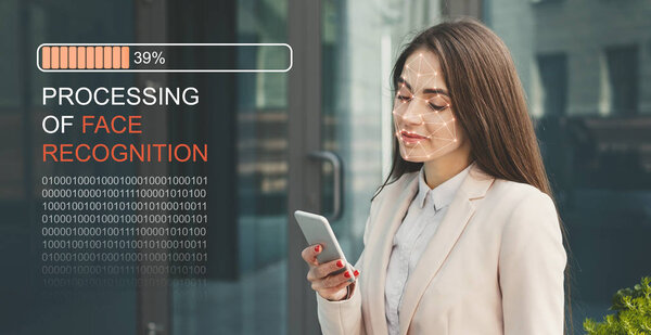 Женщина с биометрической верификацией лица на смартфоне
