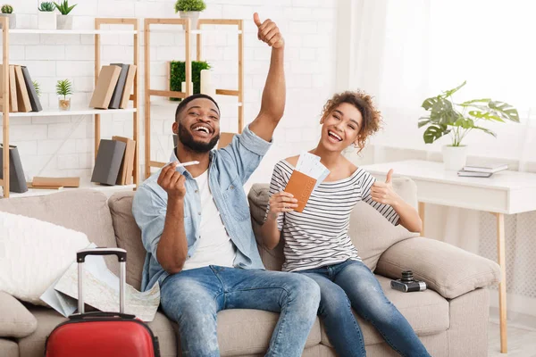 Pareja Feliz Con Pasaportes Entradas Mostrando Los Pulgares Hacia Arriba — Foto de Stock