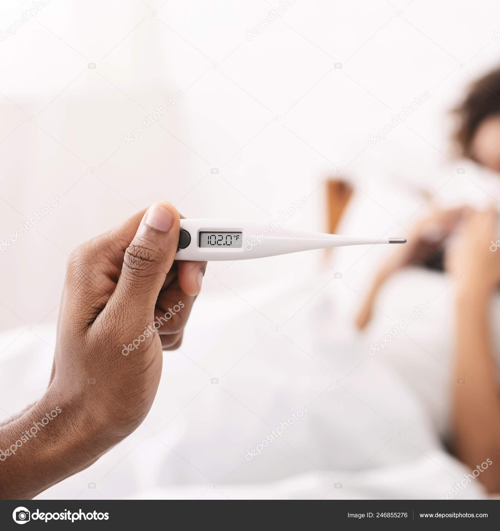 发烧102 f, 黑色男性手温度计——图库图片© Milkos #246855276