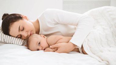 Uyku ve zaten uyan onun sevimli çocuk kucaklayan anne