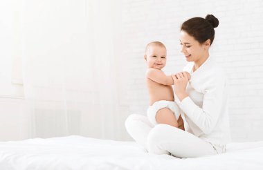 Genç Anne şirin yeni doğmuş çocuğunu sarılma