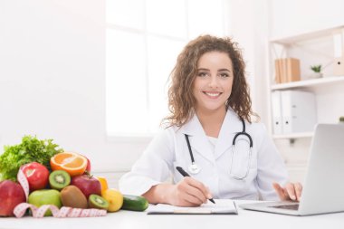 Laptop ile çalışma ve kağıt yazma doktor