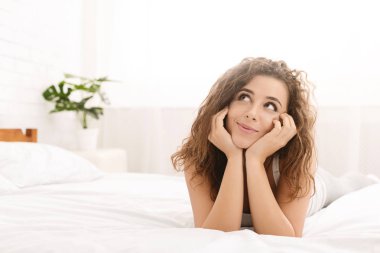 Güzel kız yatakta gün için planlar yapma