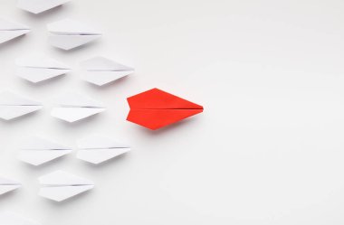 Başka olanları, liderlik kavramı lider kırmızı kağıt uçak