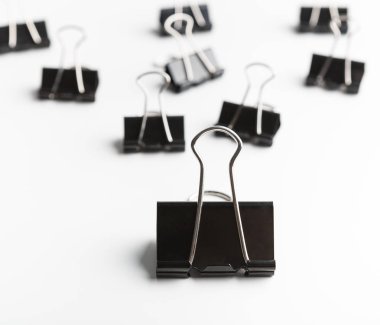 Beyaz arka plan üzerinde daha küçük olanlar önde gelen büyük cilt klip