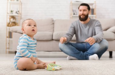 Bebek oğluyla evde katta oynama baba