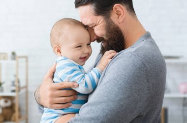 Sevgi dolu babası şirin bebek oğlu kucaklayan