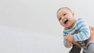 Havada baba holding mutlu bebek evlat