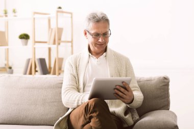 Komuta sizde evde dijital tablet üzerinde net sörf