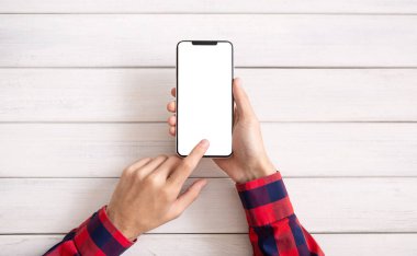 Beyaz ahşap arka plan üzerinde Smartphone kullanarak ele