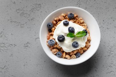 Kase granola ve yoğurt, üstten görünüm