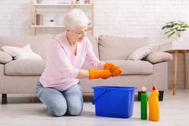 Olgun ev hanımı temizlik kat ev gülümseyen