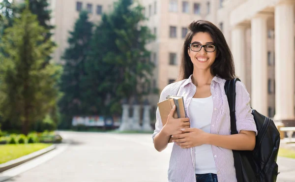 微笑美丽的学生女孩户外 — 图库照片