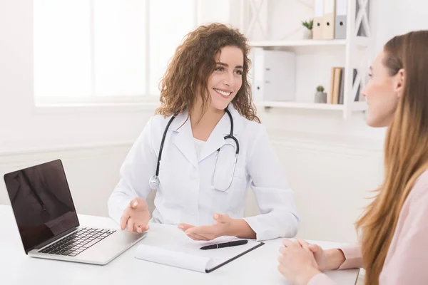 Médico que utiliza ordenador portátil y sistema de registro médico electrónico —  Fotos de Stock