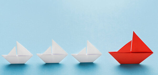 Корпоративная культура и дисциплина, проиллюстрированные офисными предметами в строгом порядке
