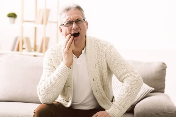 Senior man hebben kiespijn en aanraken van Wang — Stockfoto