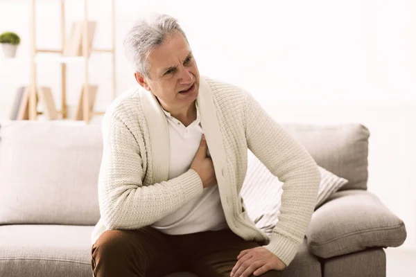 Hartaanval. Senior man lijden van pijn op de borst — Stockfoto