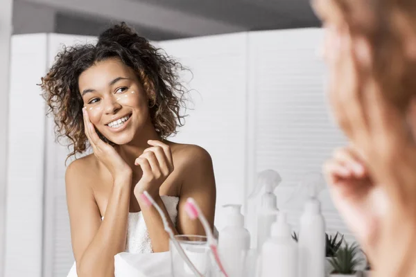 Hermosa chica afro en el baño después de la ducha —  Fotos de Stock