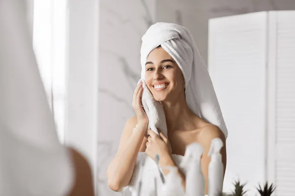 Beautiful girl after shower — Stock Photo, Image