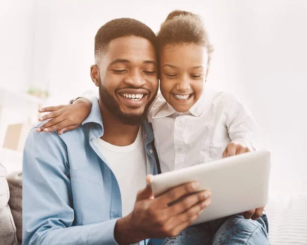 Заботливый отец и дочь с помощью цифрового планшета — стоковое фото