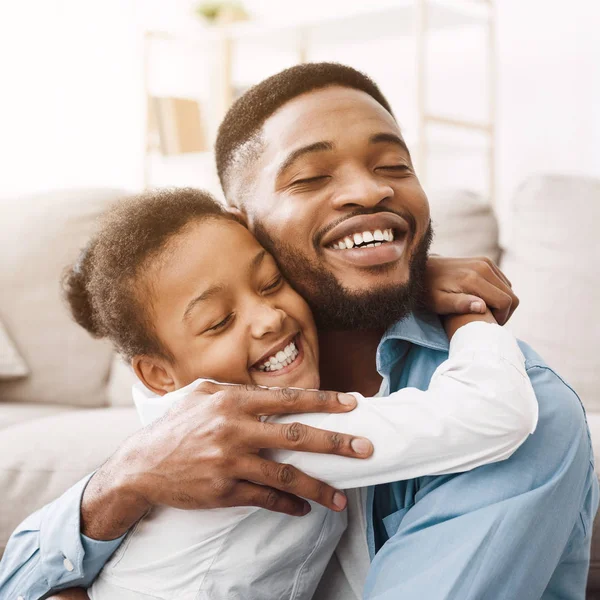 Afro-americana hija abrazando padre con amor, cosecha —  Fotos de Stock