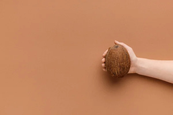 女性の手持ち株ココナッツ — ストック写真