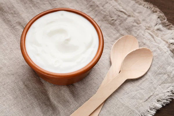 Bowl of yogurt served on table — Stock Photo, Image