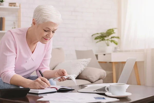 Senior woman bookkeeping bills and payments at home — Stock Photo, Image