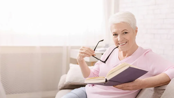 Зрелая женщина читает деловую литературу дома — стоковое фото