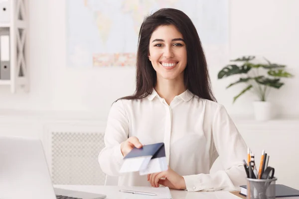 Vrouwelijke reisbureau met paspoort met kaartjes — Stockfoto