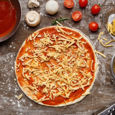 Pizza Hazırlık, rendelenmiş peynir ve çevresinde maddeler